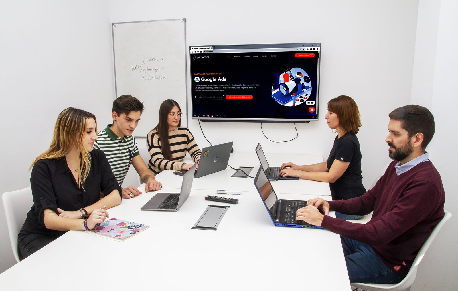 Equipo de Pirsomet trabajando en una sala de reuniones
